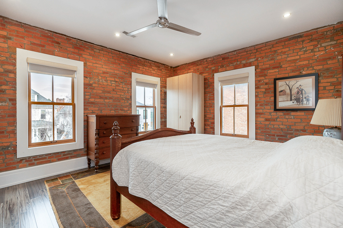 105 e Mithoff St-33