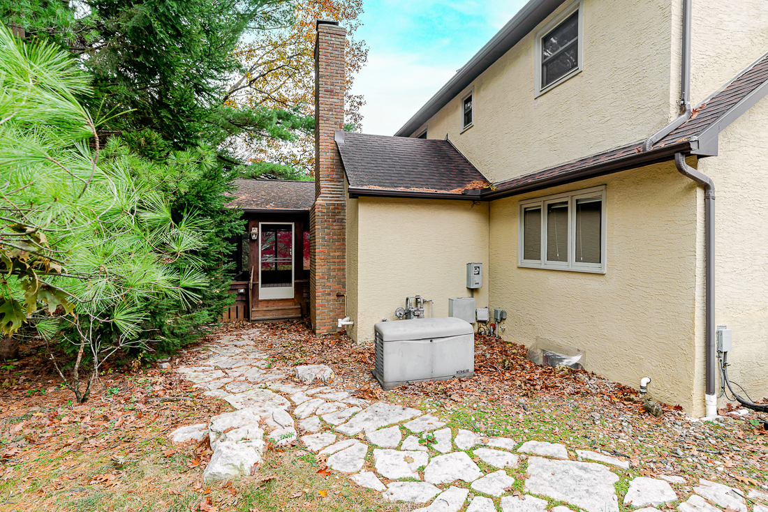 111 North Nob Hill-12