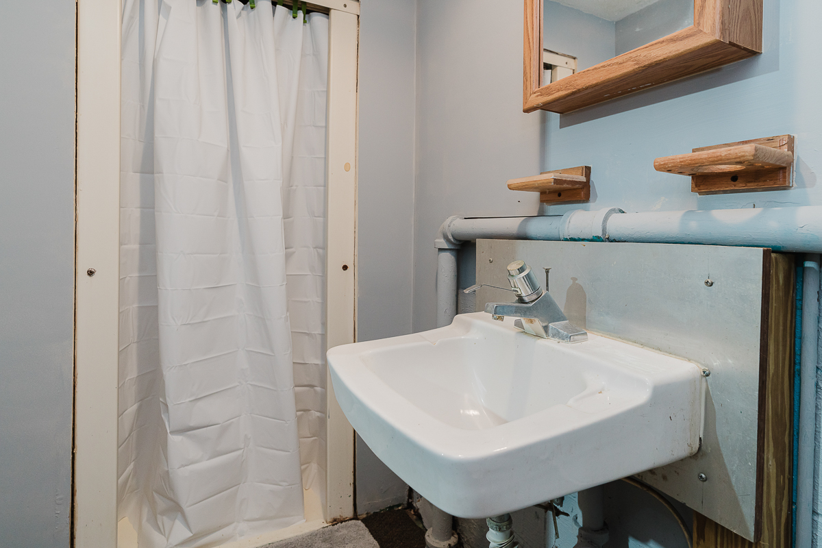 128 Letchworth Ave i-20