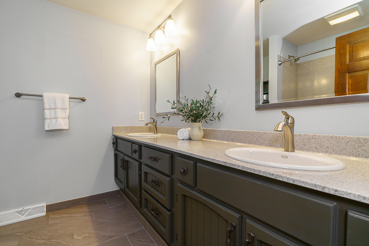 1425 Briarmeadow Dr-53