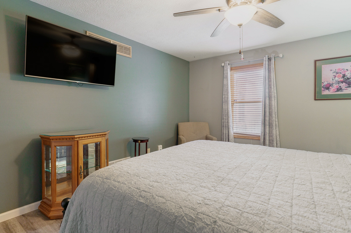 1708 Apple Valley Dr.--40