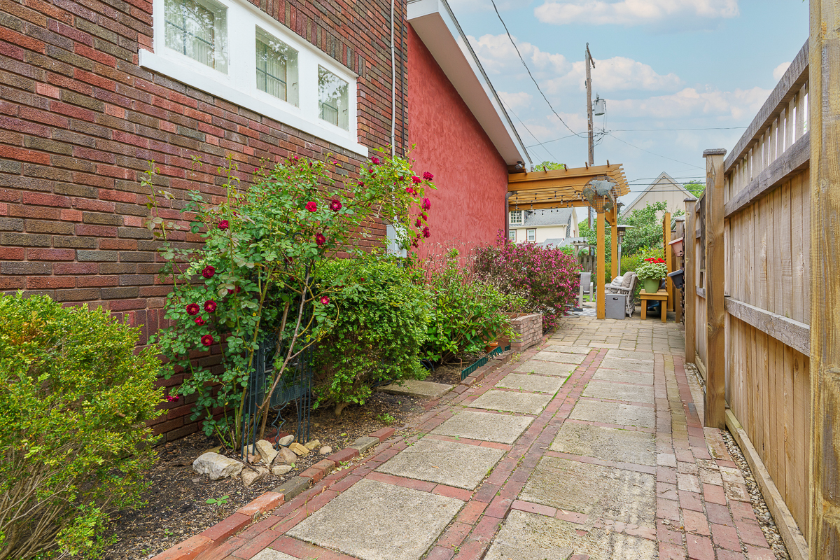 2554 Seneca Park Pl-18