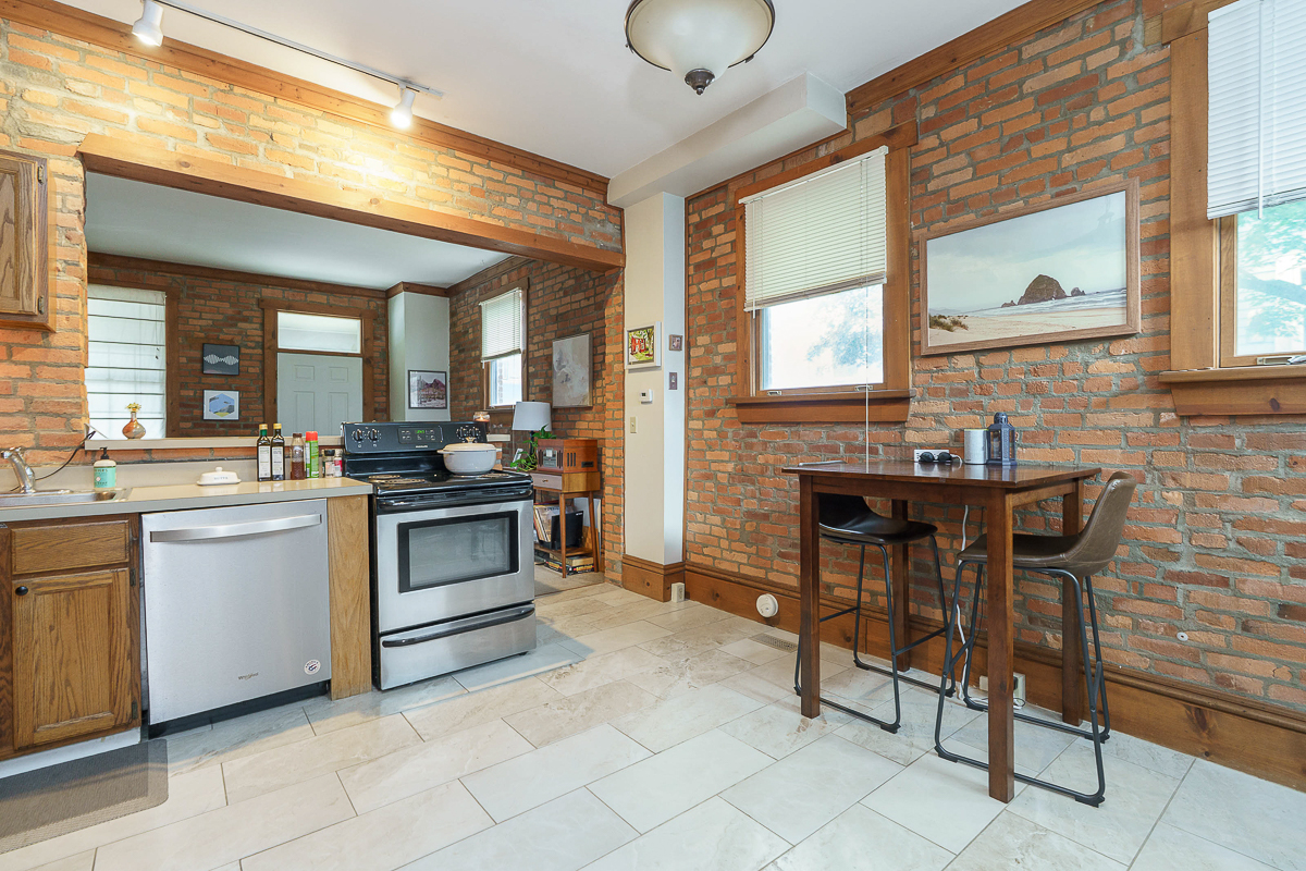 279-281 E Beck St-11