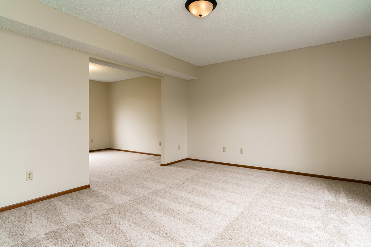 2892 Phoenix ave -18