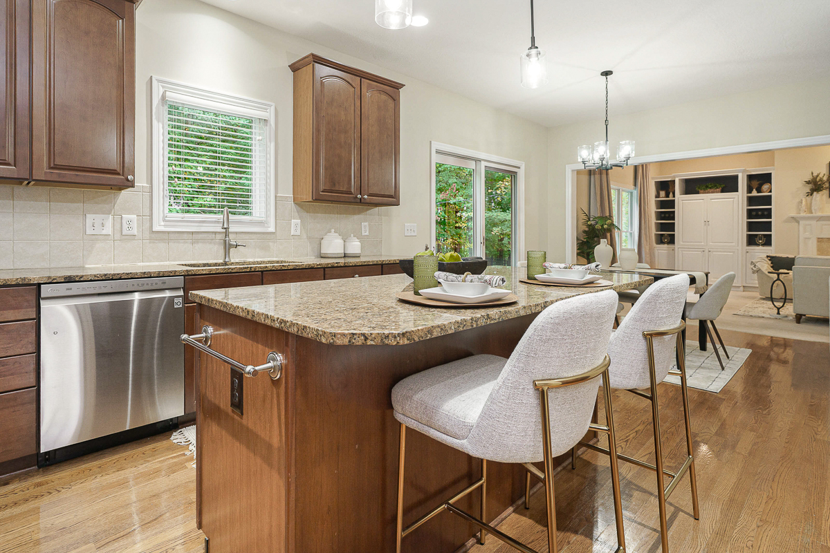 6061 Highland Hills Dr-34