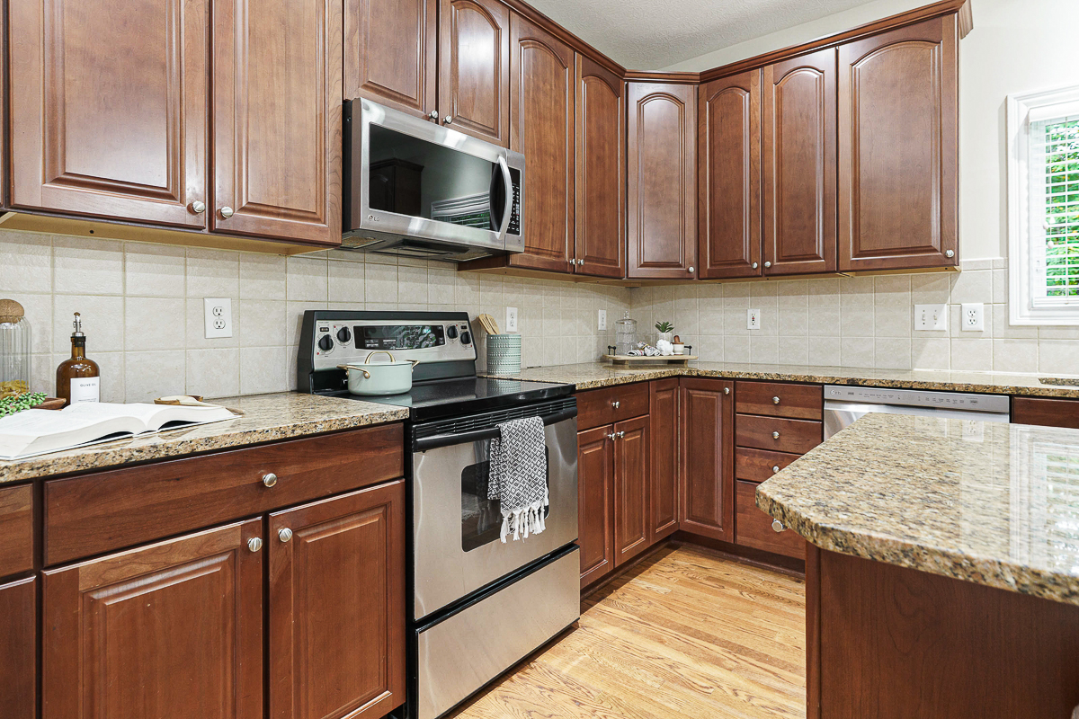 6061 Highland Hills Dr-35