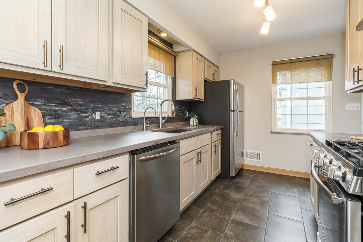 623 E Dominion Blvd-25