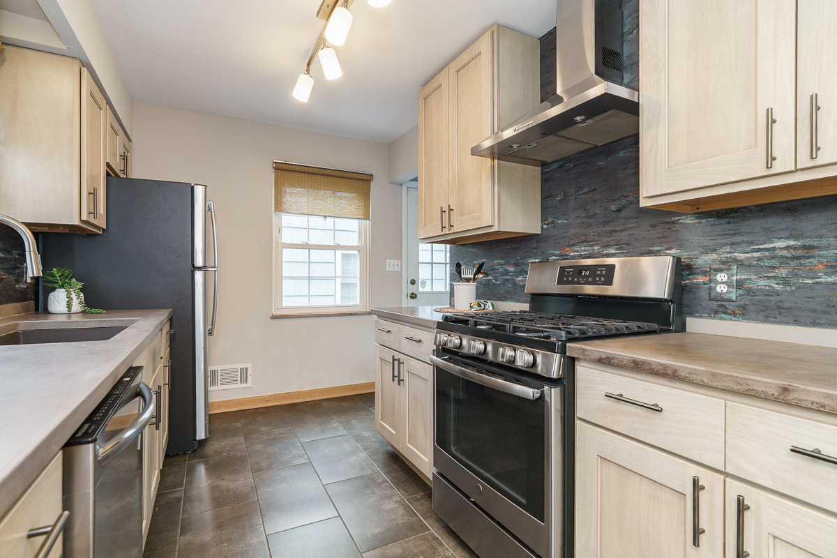 623 E Dominion Blvd-26