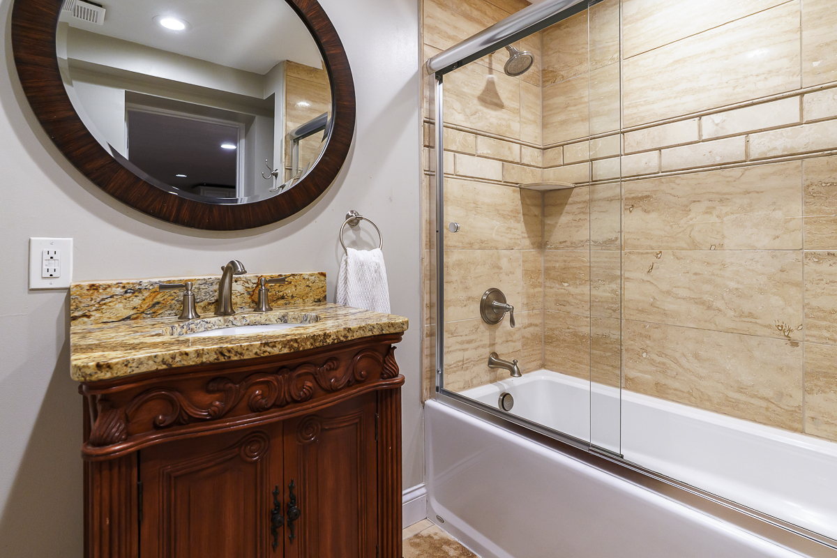 630 Woods Hollow Ln-32