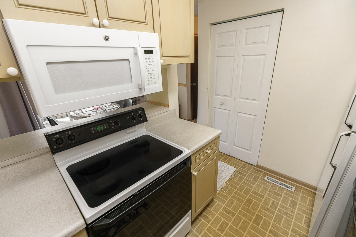 6357 New London Dr-20