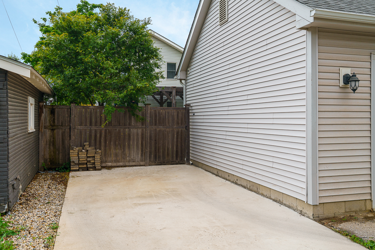 678 S Cassingham Rd-19