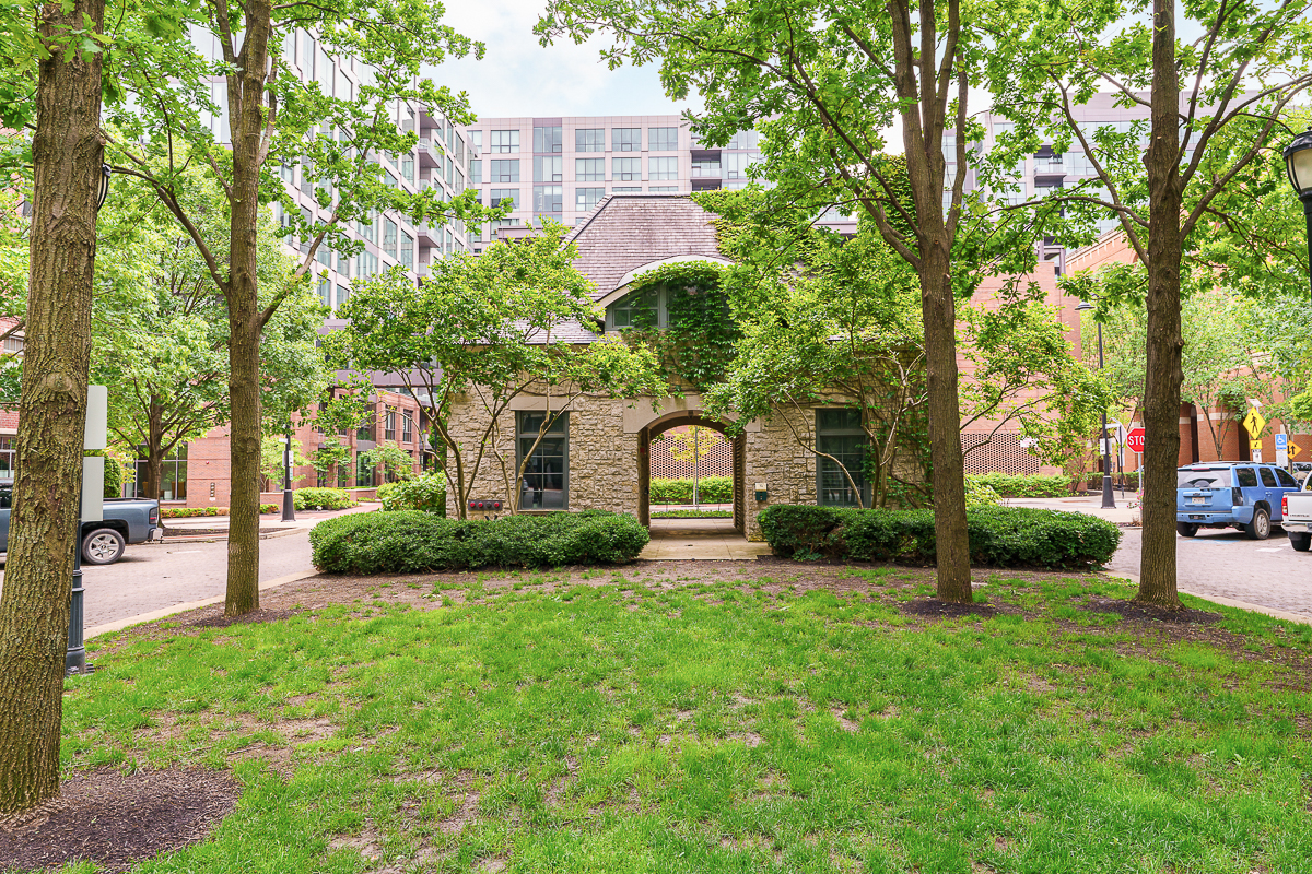 251 Daniel Burnham Sq-3