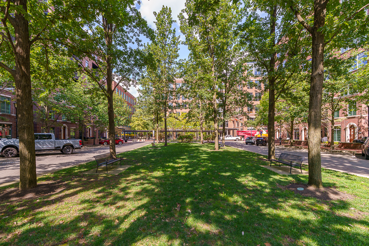 250 Daniel Burnham Sq #707-9