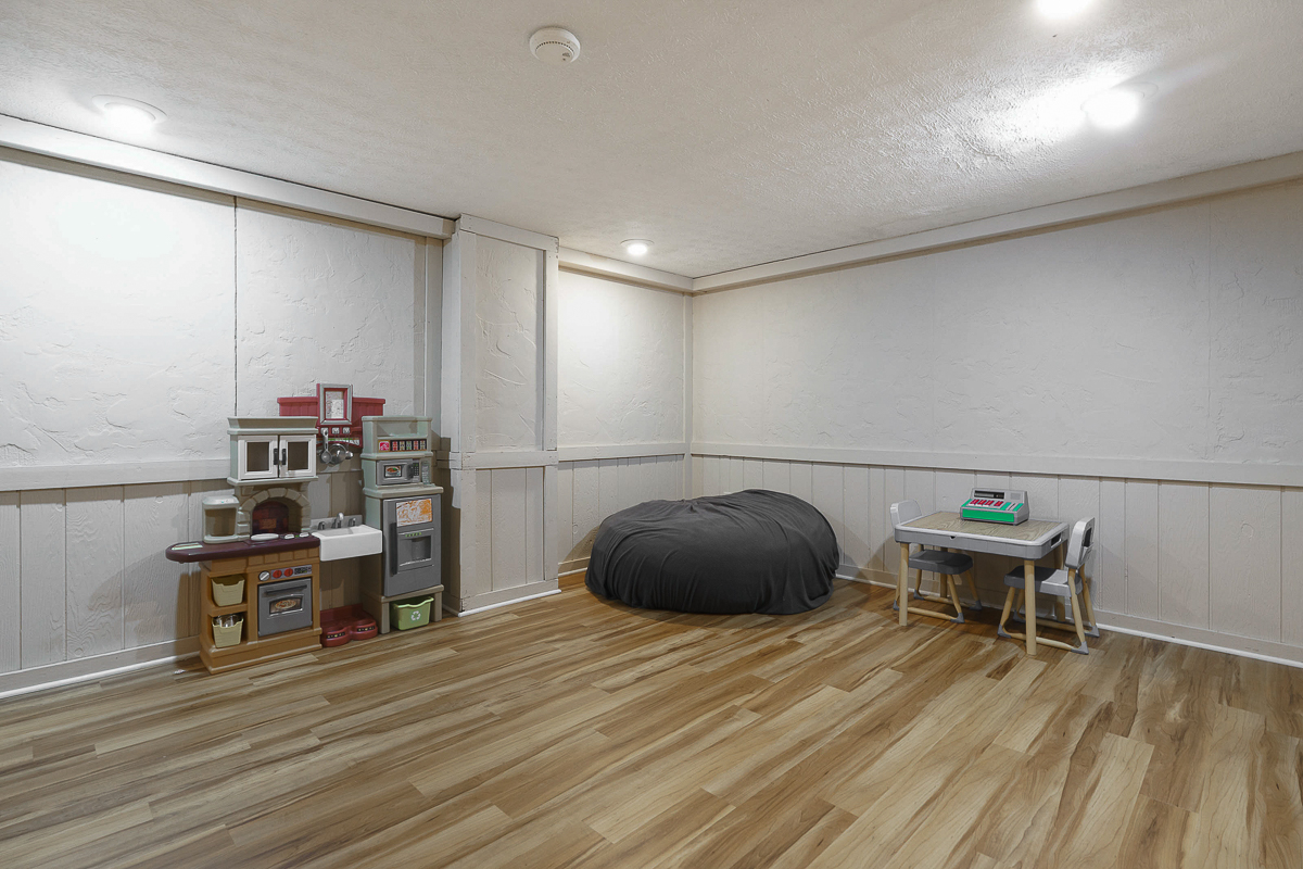 7439 Saunderlane Rd-12