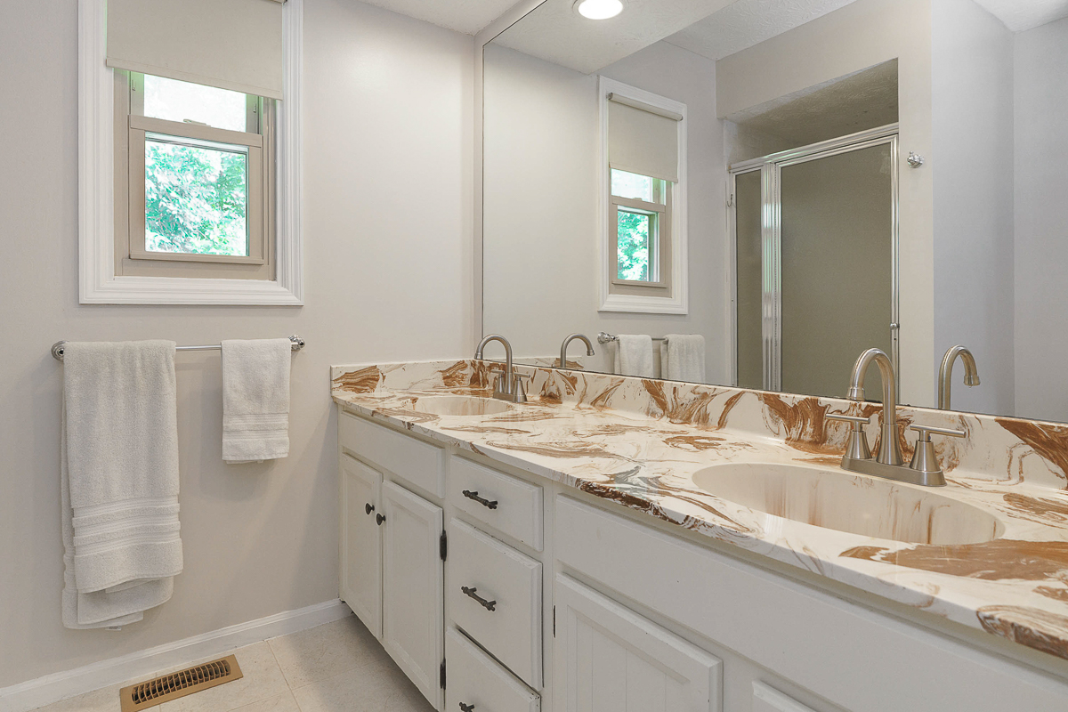 7439 Saunderlane Rd-36